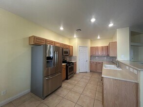 8841 Blue Wolf St in Las Vegas, NV - Foto de edificio - Building Photo