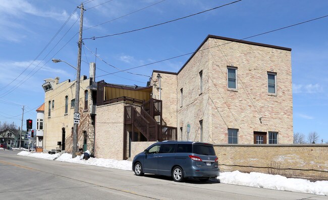 301-303 N Commercial St in Neenah, WI - Building Photo - Building Photo