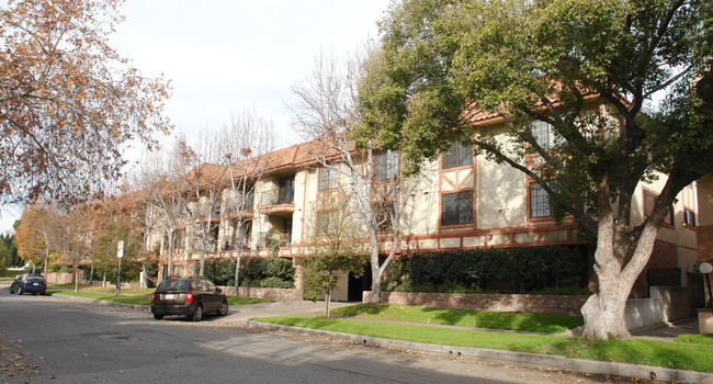 Condominium in North Hollywood, CA - Building Photo - Building Photo