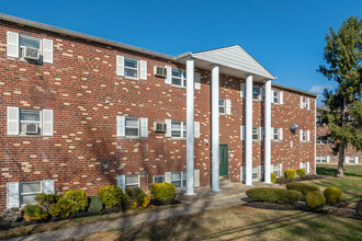 Bucks Crossings in Bensalem, PA - Building Photo - Building Photo