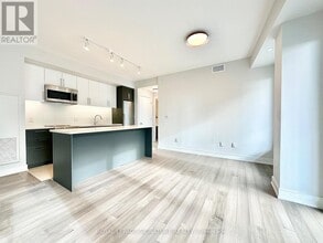 2525 Bathurst St in Toronto, ON - Building Photo - Building Photo