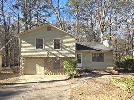 3948 Ferncliff Rd SW in Snellville, GA - Building Photo