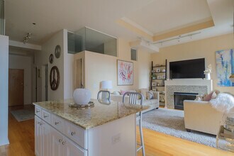 208 W Washington St, Unit 1708 in Chicago, IL - Foto de edificio - Building Photo