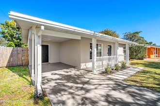 2410 Apache Dr, Unit 4 in Melbourne, FL - Building Photo - Building Photo