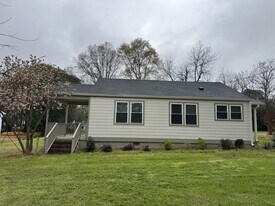 1020 Hodges Ave in Madison, GA - Building Photo