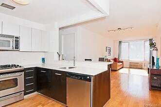 13-11 Jackson Ave in Queens, NY - Building Photo - Building Photo