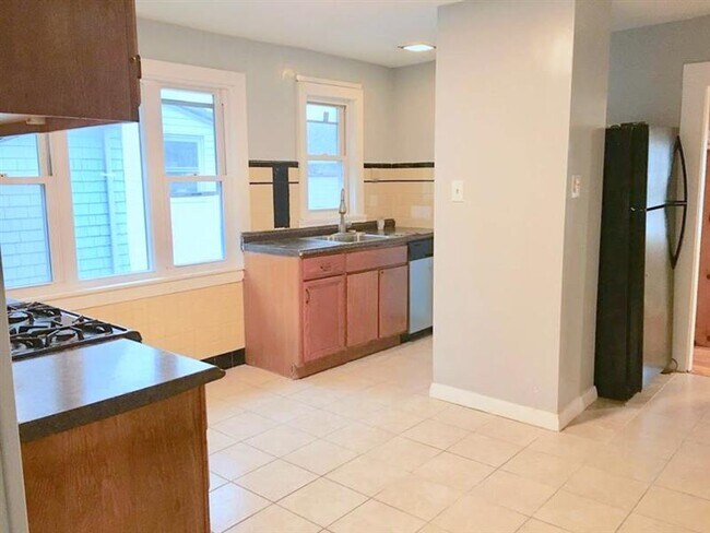 62 Woods Ave, Unit 2 in Somerville, MA - Building Photo - Building Photo