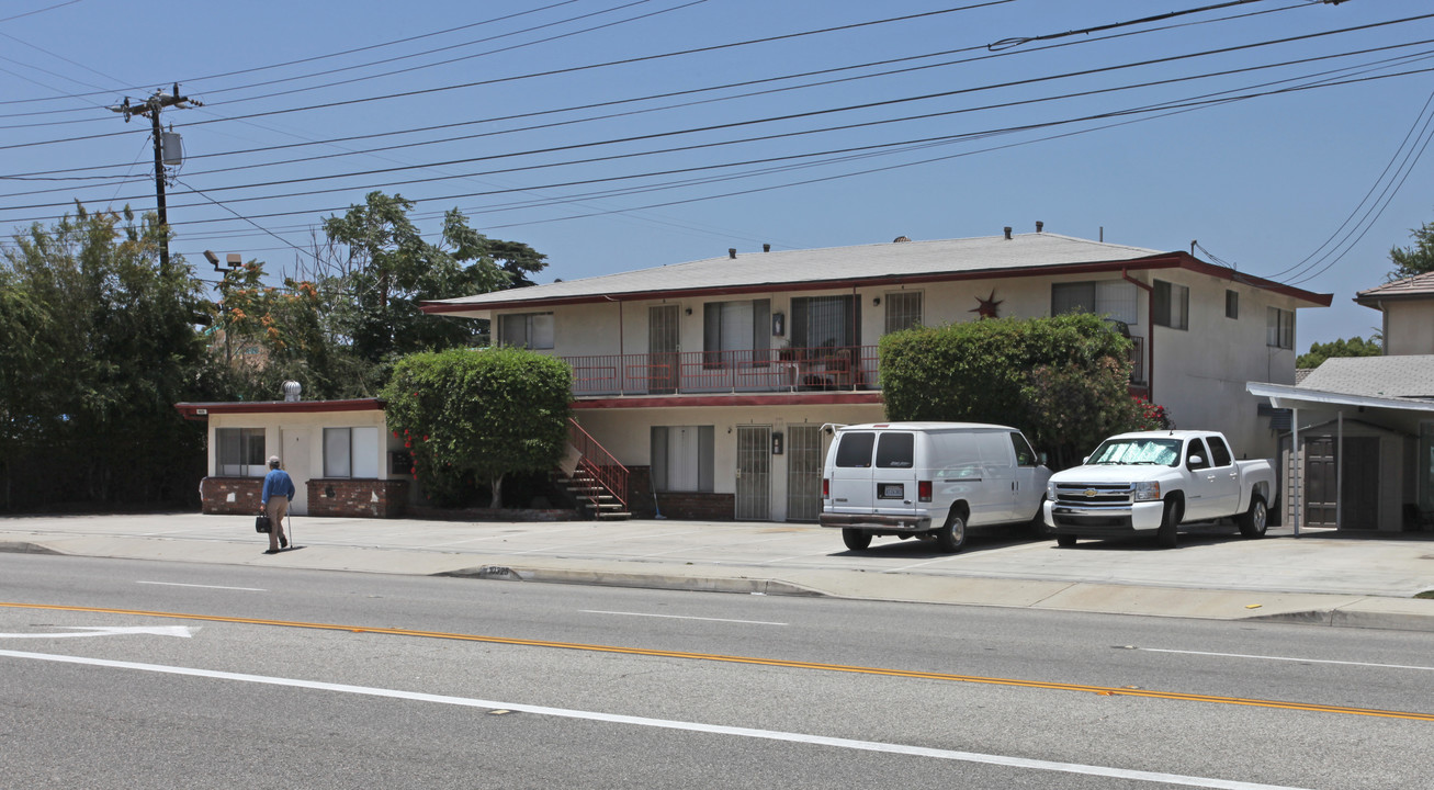 10325 Lower Azusa Rd in Temple City, CA - Foto de edificio