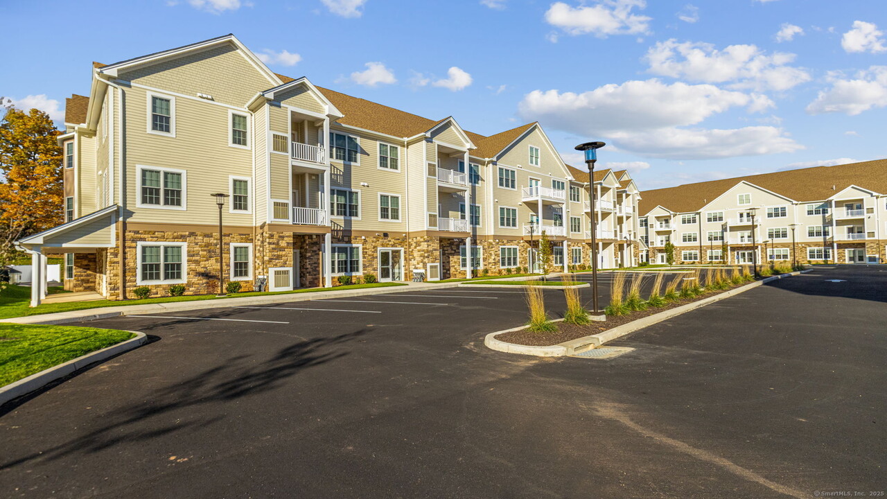 104 Episcopal Rd in Berlin, CT - Building Photo