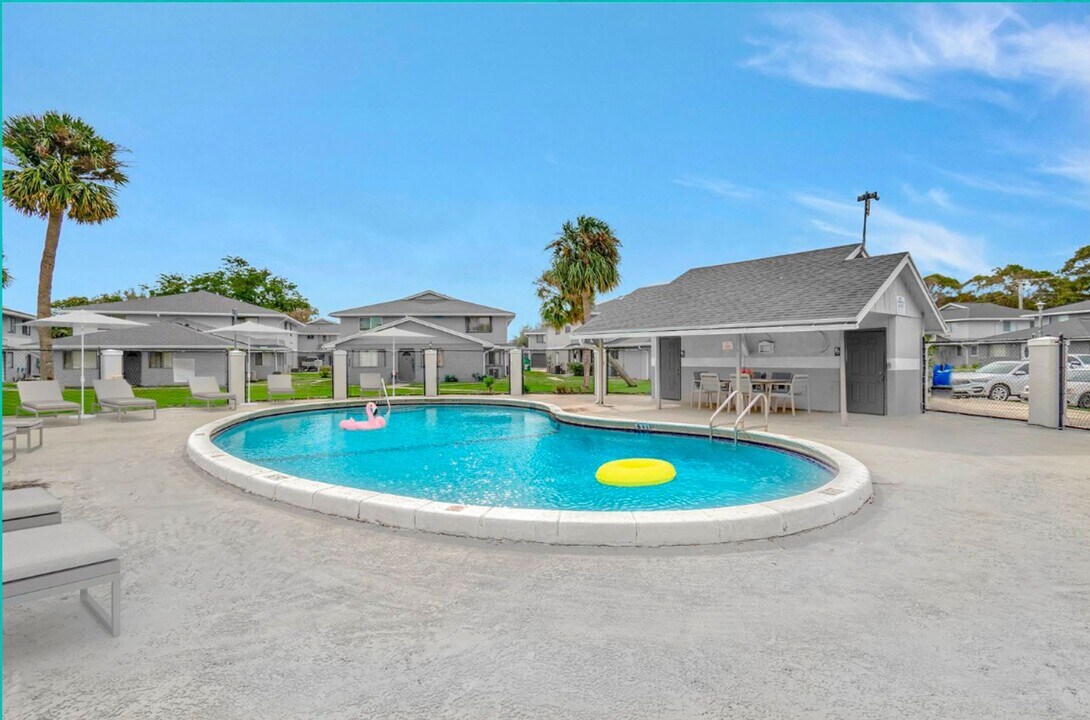 812 Tiffany Dr W in West Palm Beach, FL - Building Photo