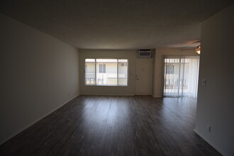 Woodman Court Apartments in Van Nuys, CA - Building Photo - Building Photo