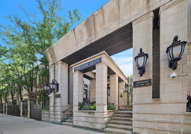 125 W Oak St in Chicago, IL - Building Photo - Building Photo