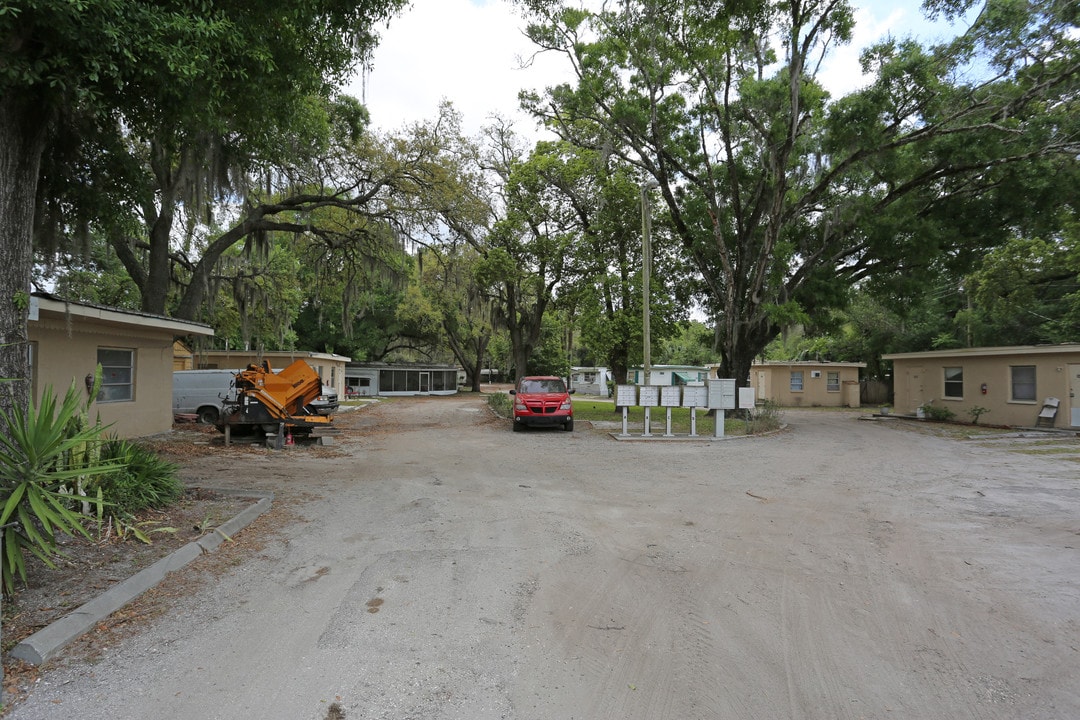 Dickson Mobile Home Park in Tampa, FL - Building Photo