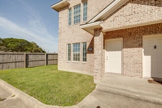 IMMEDIATE MOVE IN!!!  3 bedroom 3 Bathroom Duplex Next Door to Blinn! in Bryan, TX - Building Photo - Building Photo