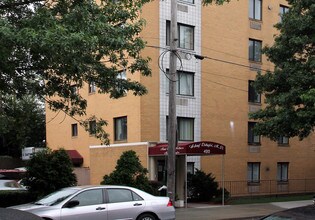 Bay Royal Towers in Brooklyn, NY - Foto de edificio - Building Photo