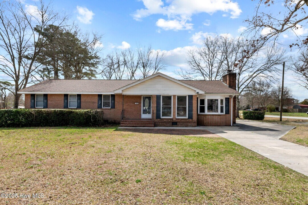 100 Crystal Lake Dr in Havelock, NC - Building Photo
