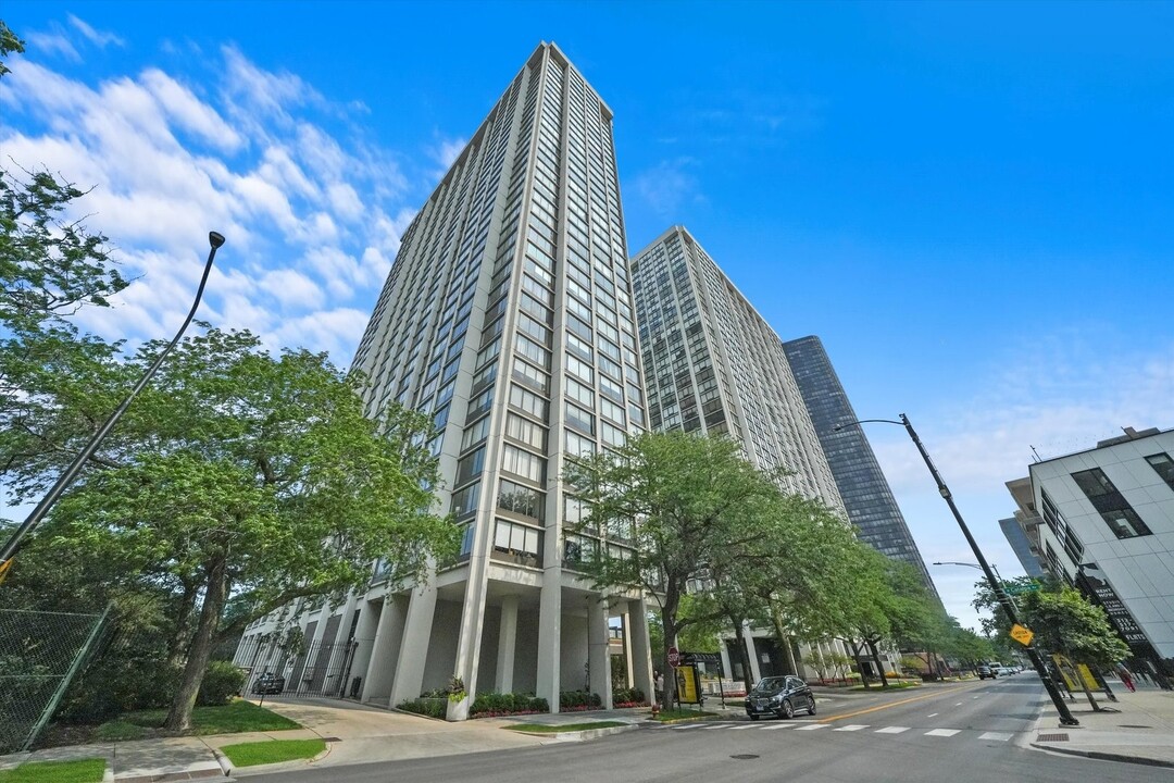 5455 N Sheridan Rd in Chicago, IL - Building Photo