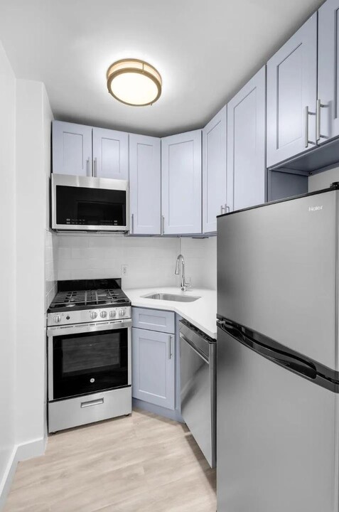 321 E 48th St in New York, NY - Building Photo