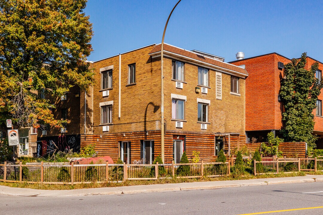 6197 Saint-Jacques Rue in Montréal, QC - Building Photo