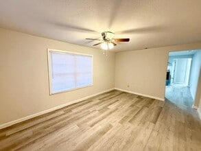 107 S Harrison St in West, TX - Building Photo - Building Photo