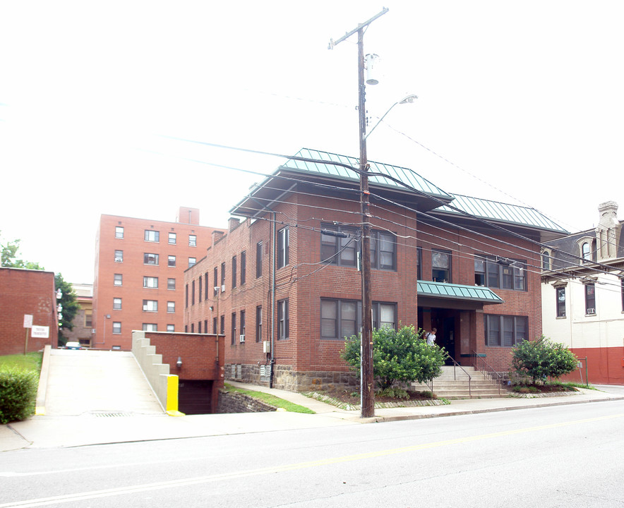 617 N Neville St in Pittsburgh, PA - Foto de edificio