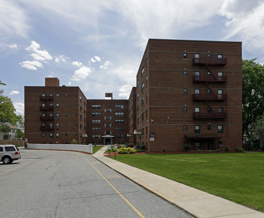 Washington Heights Apartments in Bloomfield, NJ - Foto de edificio