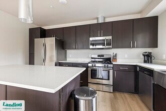 11505 NE Yacht Harbor Dr, Unit C216 in Portland, OR - Foto de edificio - Building Photo