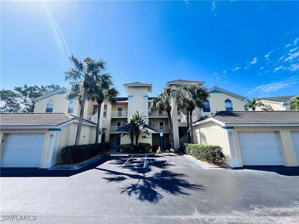 15465 Cedarwood Ln in Naples, FL - Building Photo