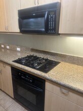 8275 Station Village Ln in San Diego, CA - Foto de edificio - Building Photo