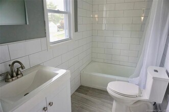 15 Crofut Pl in Danbury, CT - Building Photo - Building Photo