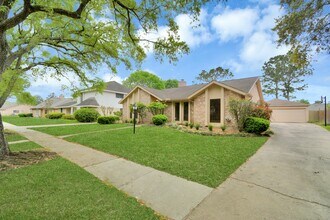 2818 Colonial Dr in Sugar Land, TX - Building Photo - Building Photo