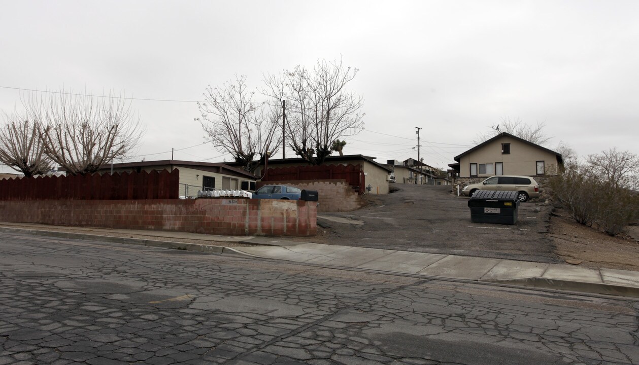 300 N 5th Ave in Barstow, CA - Building Photo