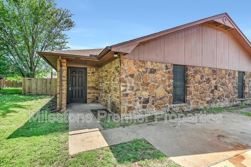 925 Farmington Rd in Howe, TX - Building Photo