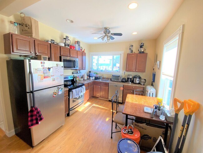 1 Victoria St, Unit 2 in Somerville, MA - Building Photo - Building Photo