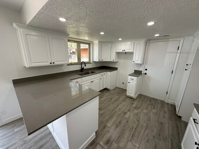 809 N 1800 E in Saint George, UT - Foto de edificio - Building Photo