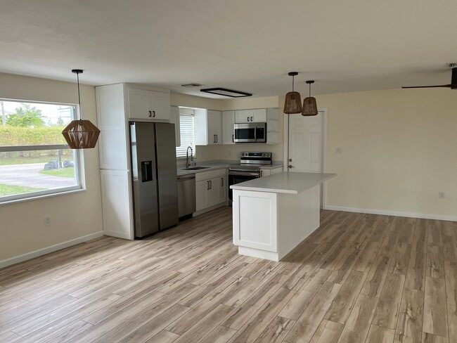 5255 Tower Dr in Cape Coral, FL - Building Photo - Building Photo