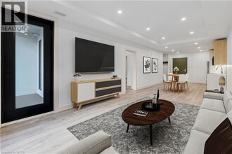 4390 Hillview Dr in Beamsville, ON - Building Photo - Building Photo