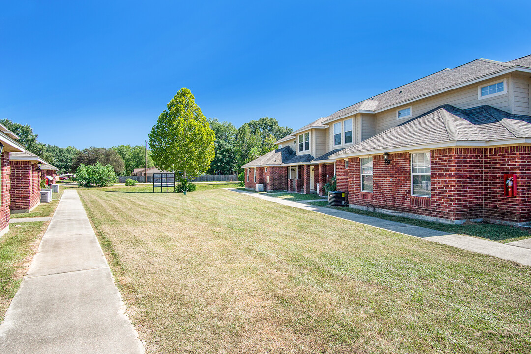 1241 Lovett St in Tomball, TX - Building Photo