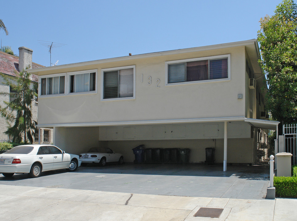 132 N Swall Dr in Los Angeles, CA - Building Photo