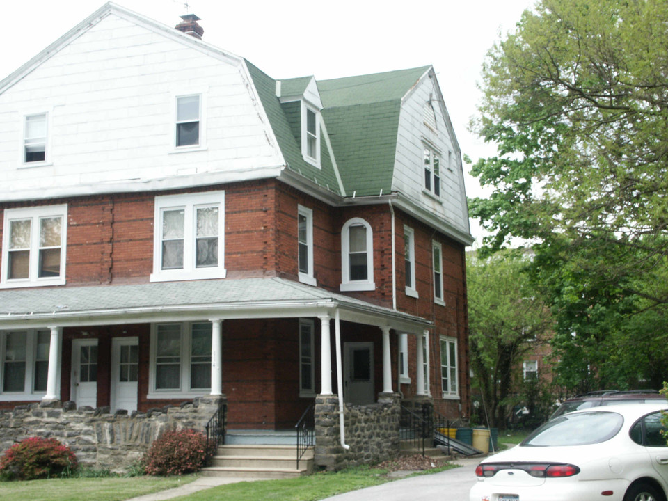 114 Walnut Ave in Ardmore, PA - Building Photo