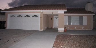 10274 Kamwood Pl in San Diego, CA - Building Photo