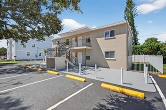 1771 Russell St S in St. Petersburg, FL - Foto de edificio - Building Photo