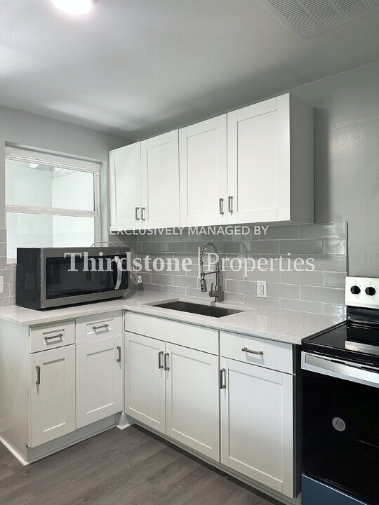 1120 Skye Dr E in Jacksonville, FL - Building Photo