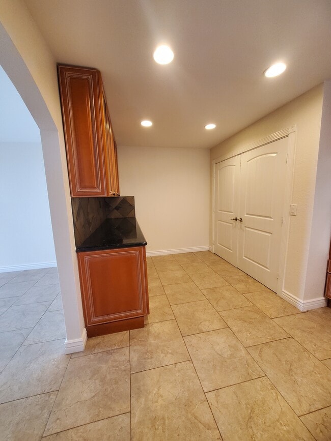 property at 2725 S Azalea Dr