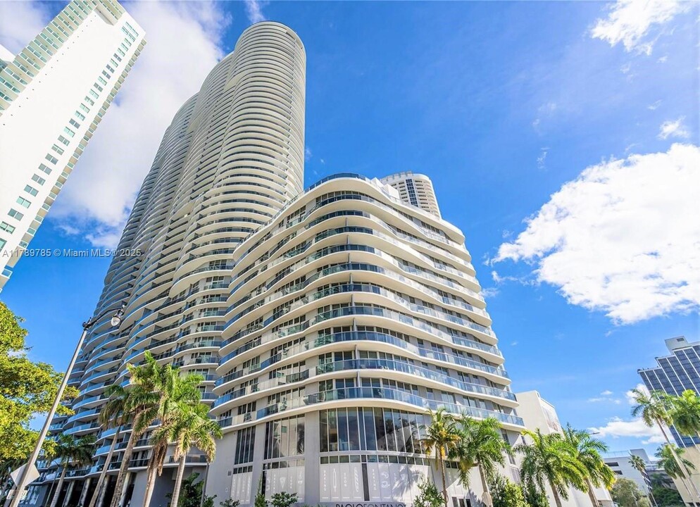 488 NE 18th St in Miami, FL - Building Photo