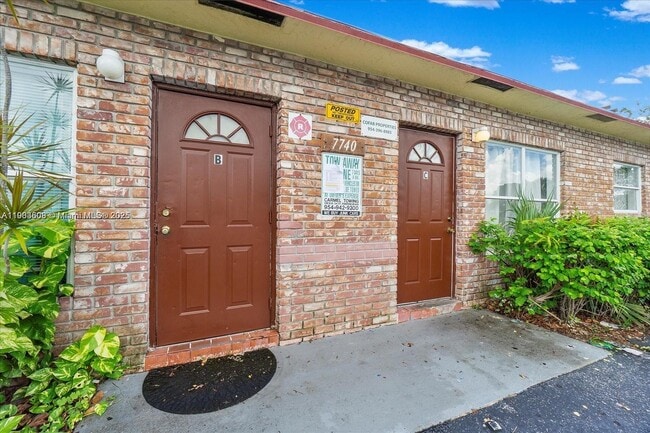 7740 SW 10th St in North Lauderdale, FL - Building Photo - Building Photo