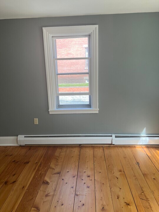 36 Union St in Clinton, MA - Building Photo