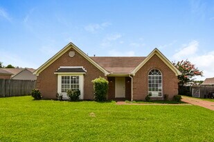 200 Village Dr in Oakland, TN - Building Photo