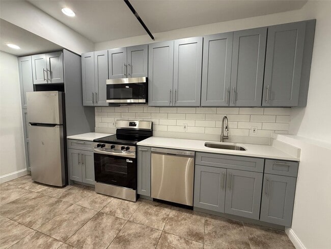 94 4th Ave in Bay Shore, NY - Building Photo - Building Photo