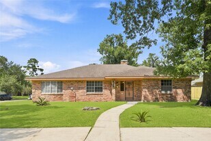 339 Connaught Way in Houston, TX - Building Photo